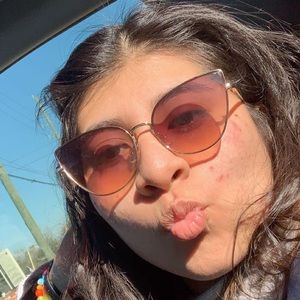 Meet your Posher, Isaura